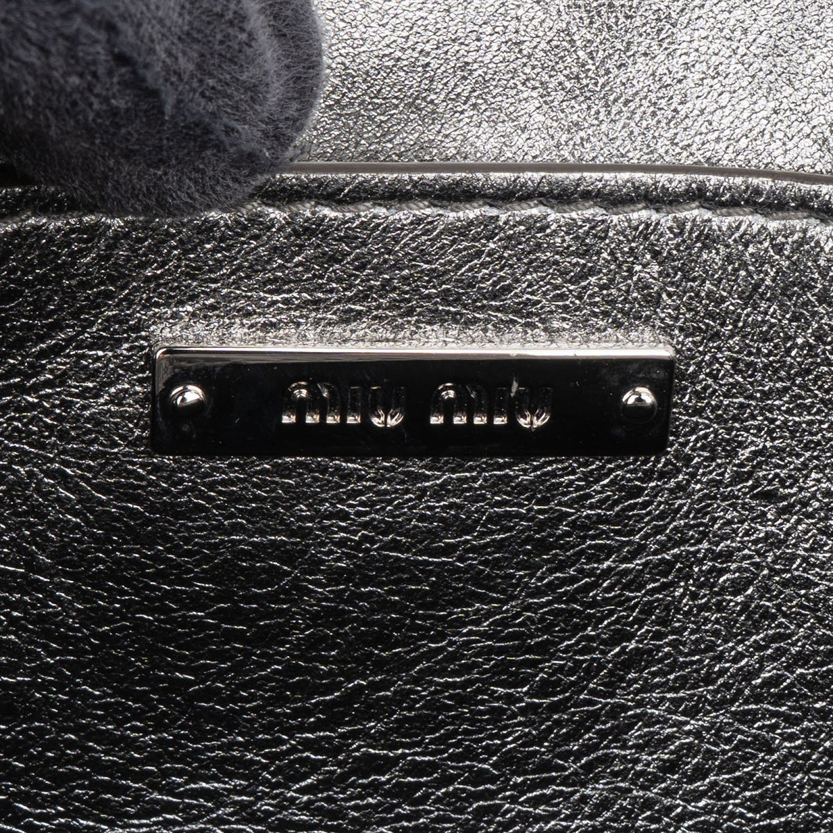 Miu Miu Crossbody mit Kristallen aus silbernem Matelassé-Nappaleder – Ansicht 10