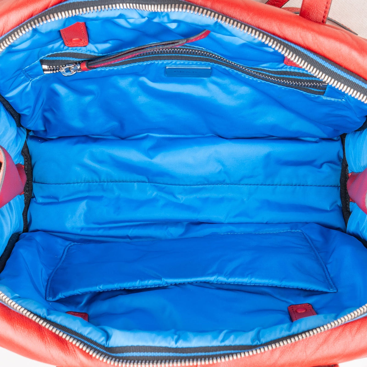 Borsa a spalla Prada in pelle di vitello morbida imbottita rossa