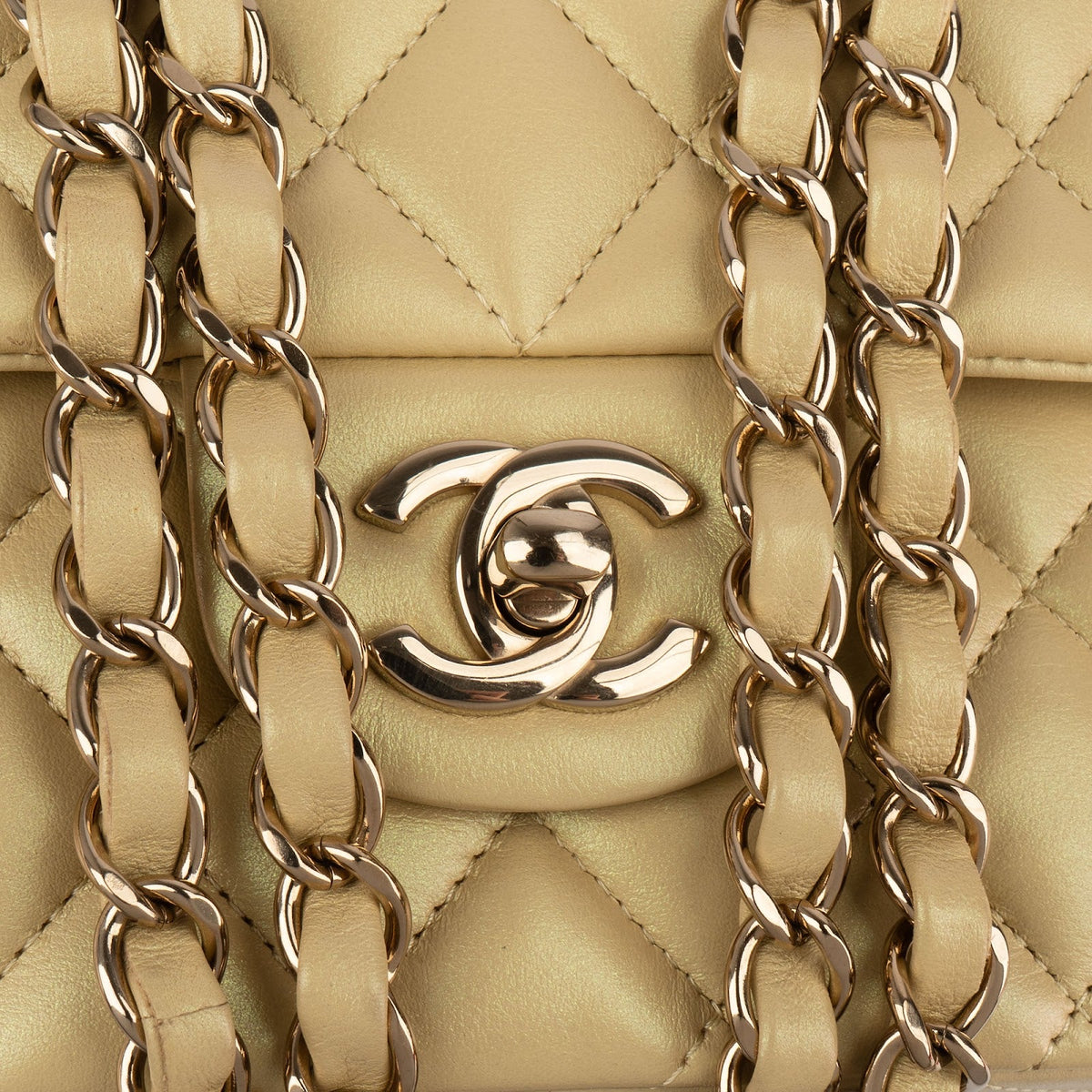 Chanel middelgrote dubbele flap schoudertas van goudkleurig glinsterend doorgestikt lamsleer