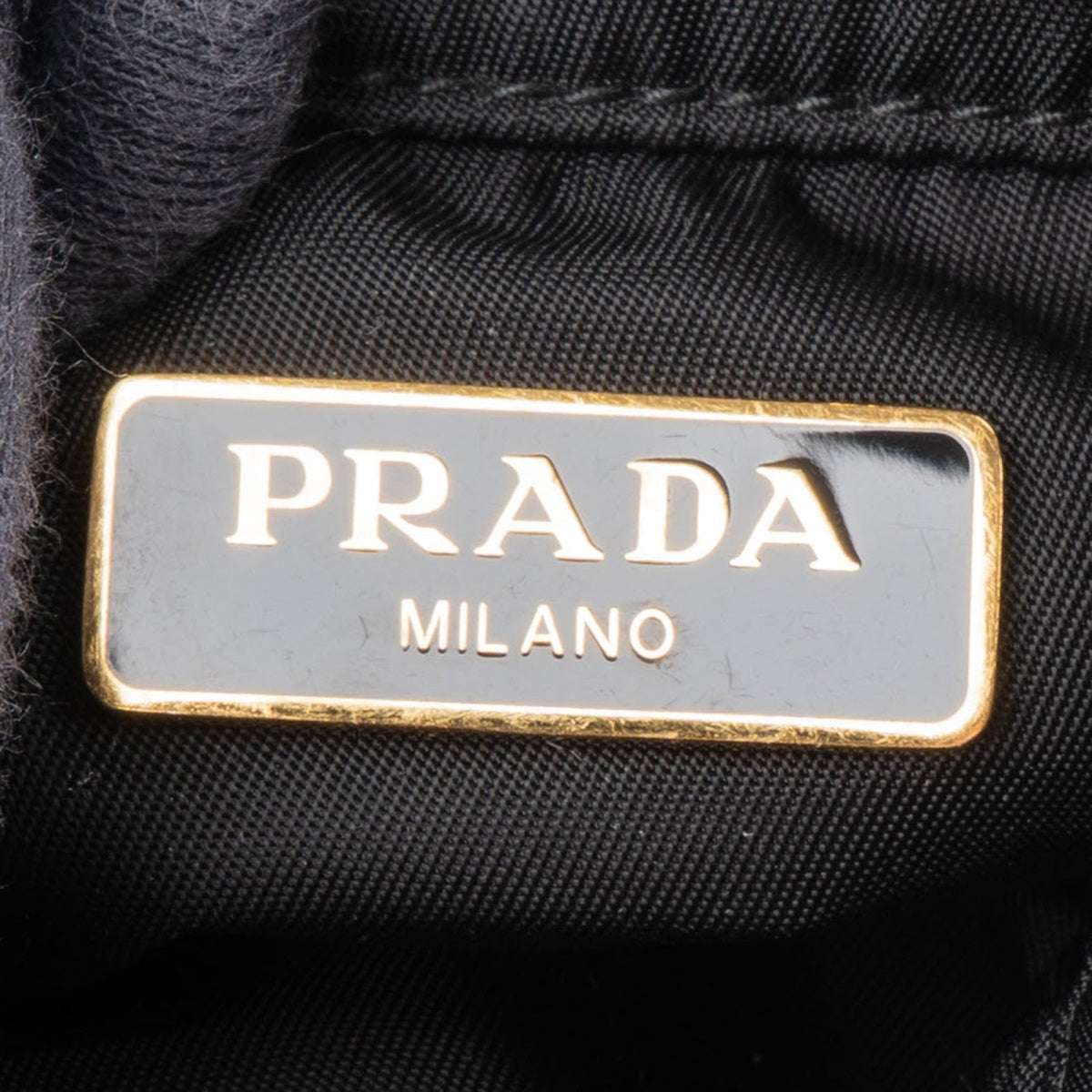 Mini borsa a tracolla Prada in Re-Nylon trapuntato con logo triangolare