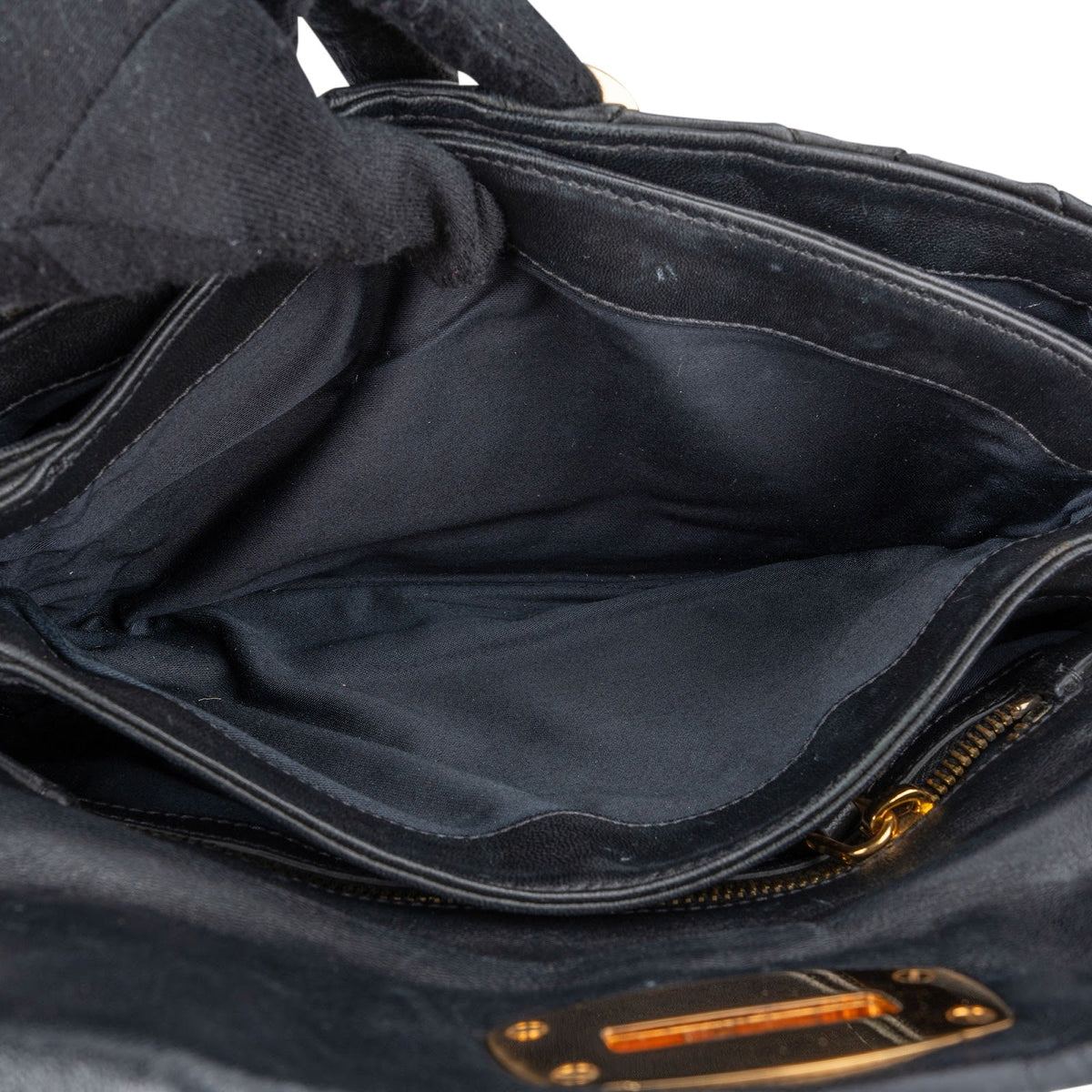 Sac à bandoulière Miu Miu à rabat en cuir matelassé avec fermoir rotatif et clous