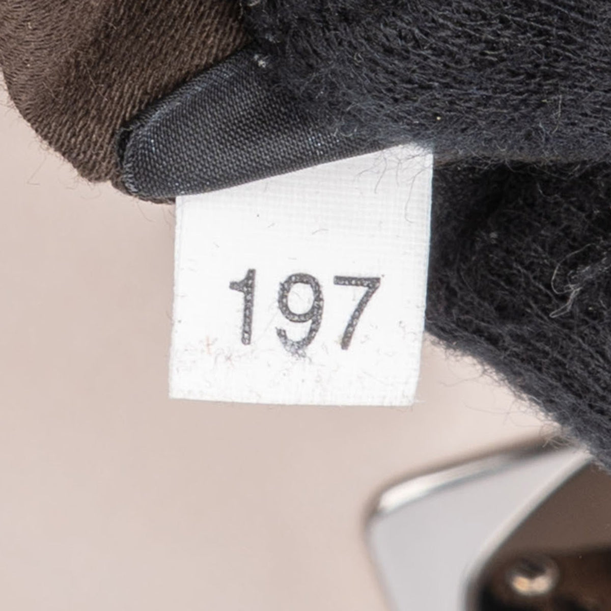 Miu Miu Coffer aus grauem Matelassé-Nappaleder – Ansicht 11