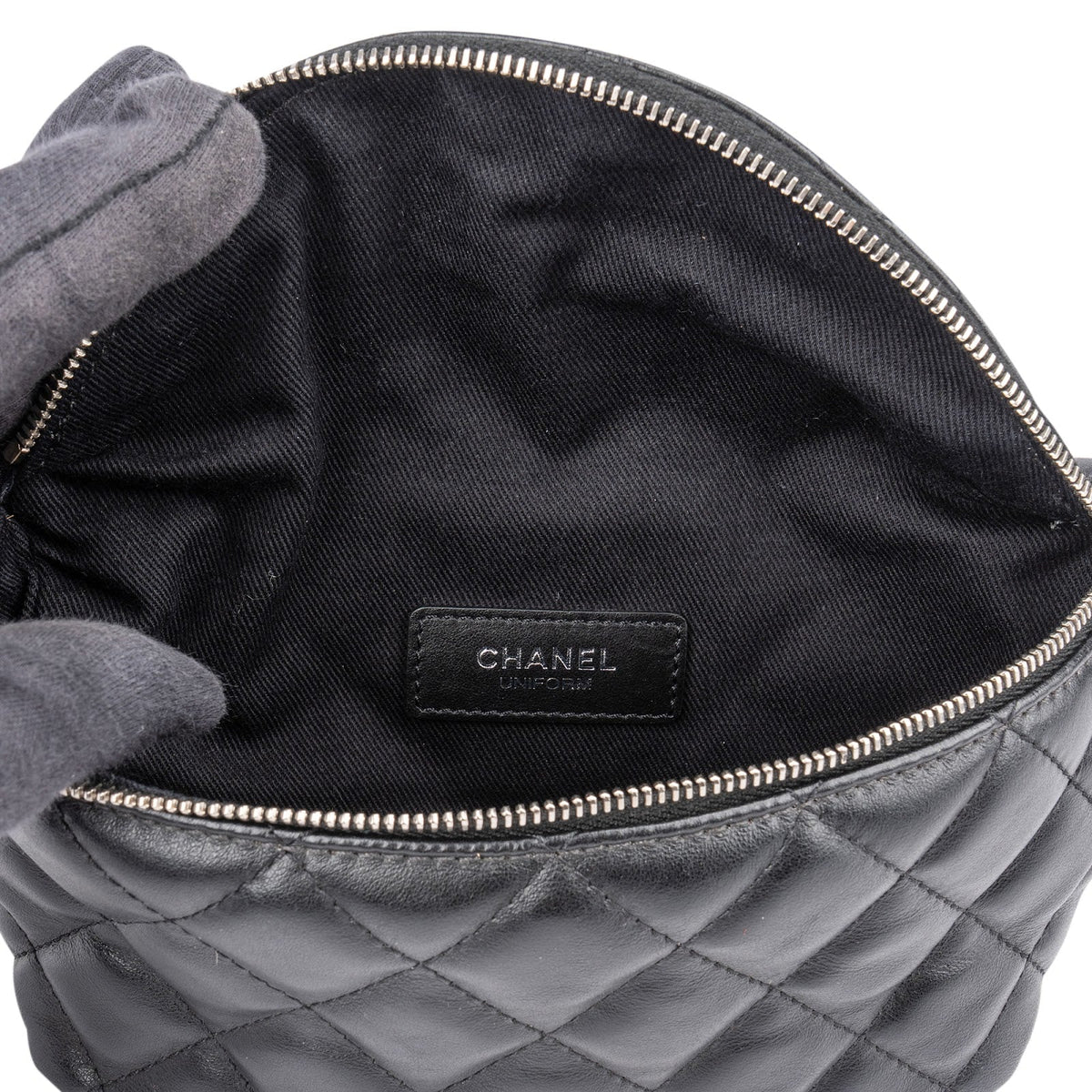Chanel Uniform Belt Bag aus schwarzem gestepptem Lammleder – Ansicht 8