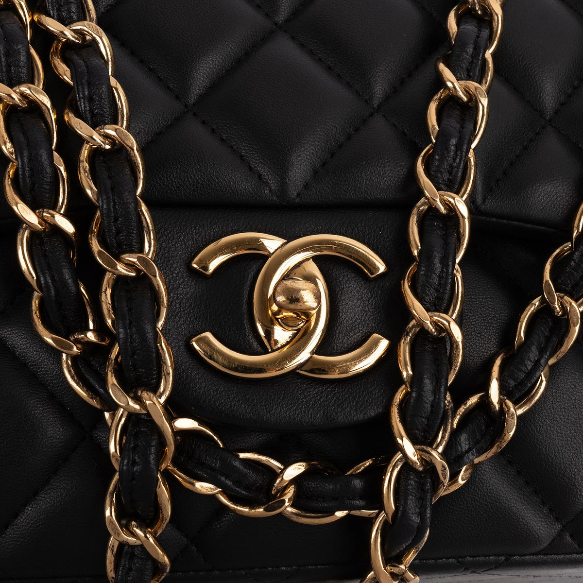 Bolso bandolera Chanel Maxi Double Flap de piel de cordero acolchada