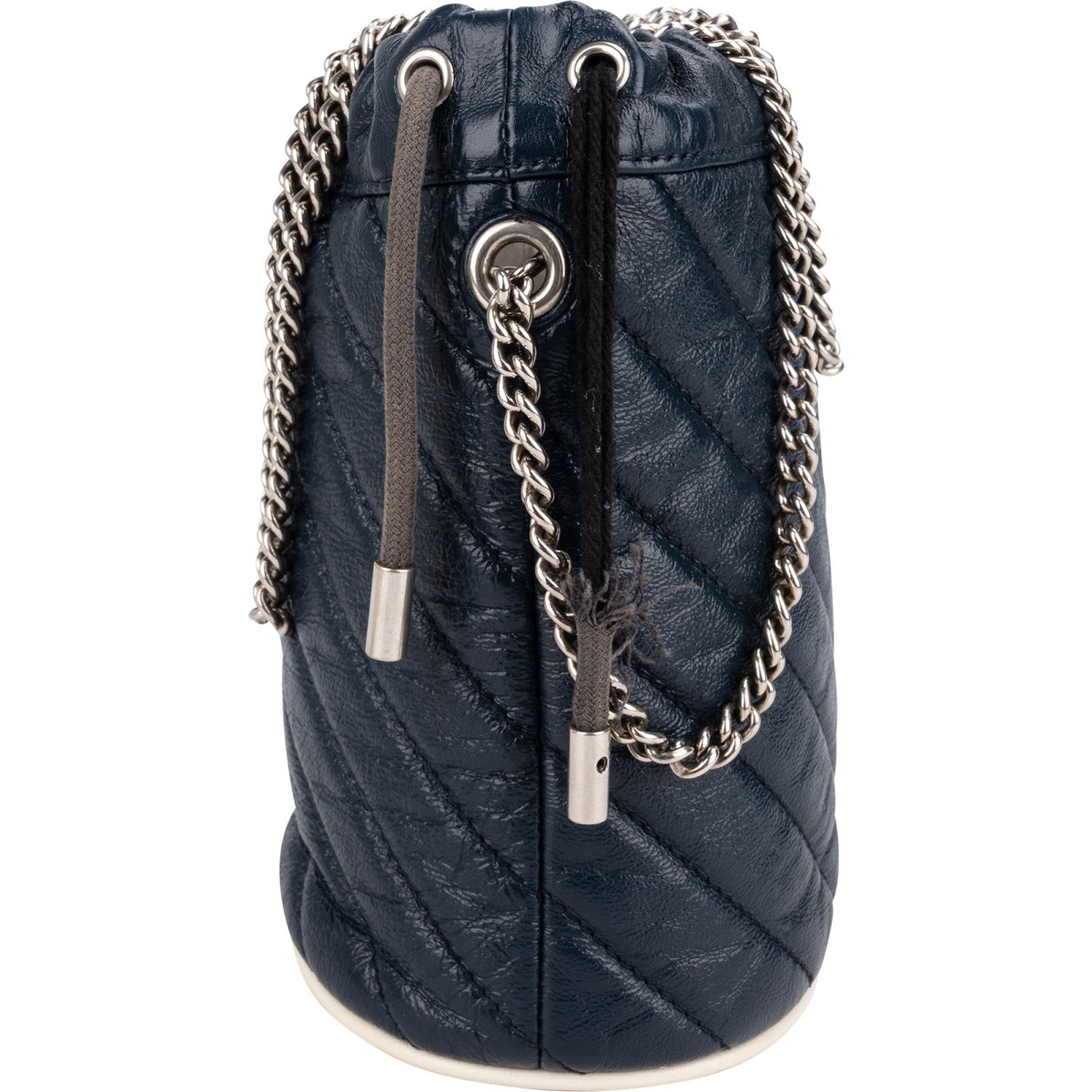 Bolso bandolera mini tipo cubo GG Marmont de piel chevron matelassé de Gucci