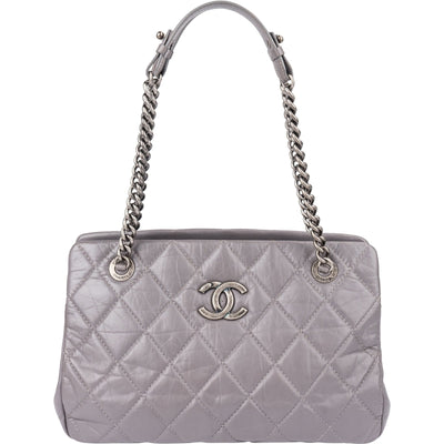 Borsa a spalla Chanel Modern Chain Tote in pelle di vitello trapuntata lucida