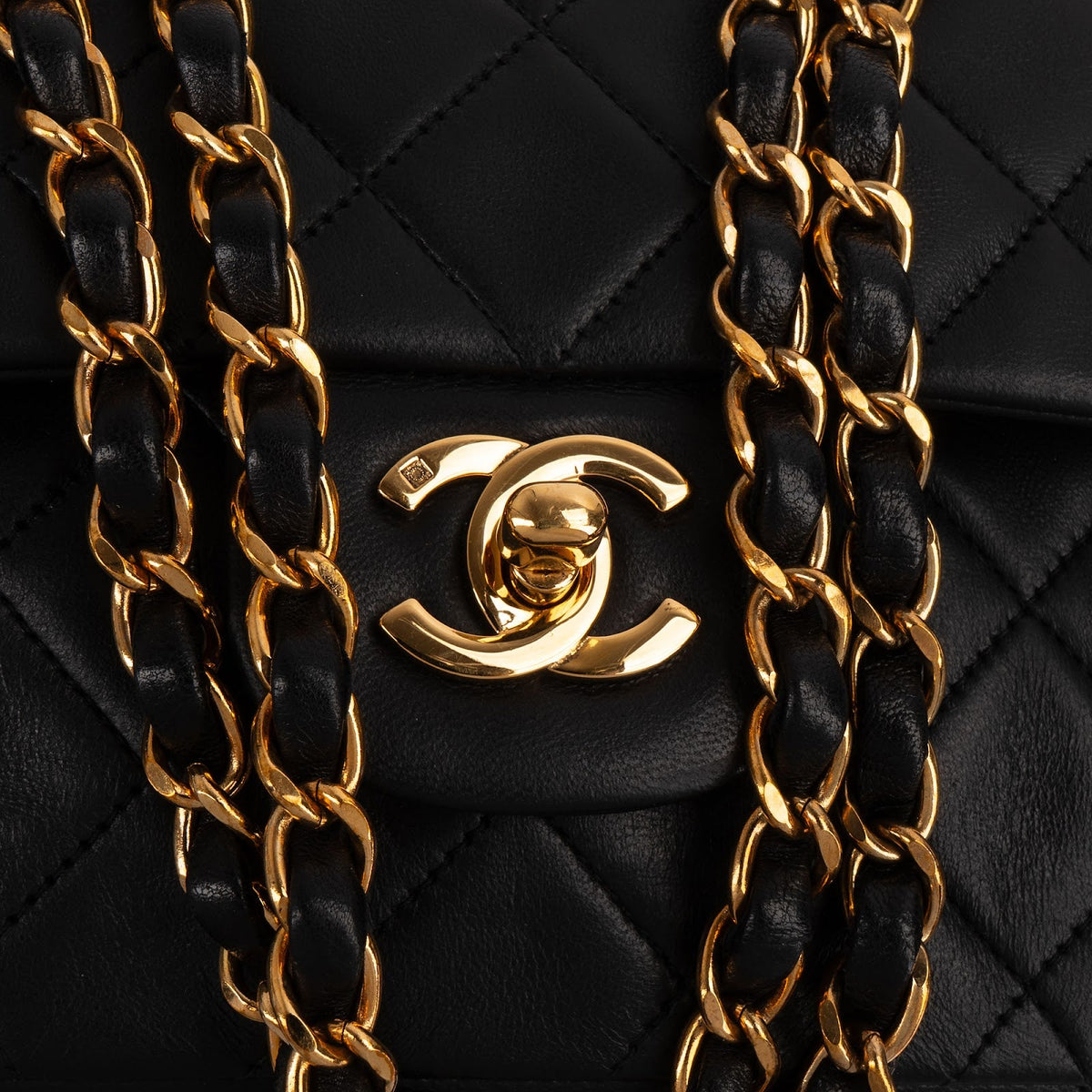 Borsa a spalla Chanel Medium Double Flap in pelle di agnello trapuntata con finiture in oro 24K