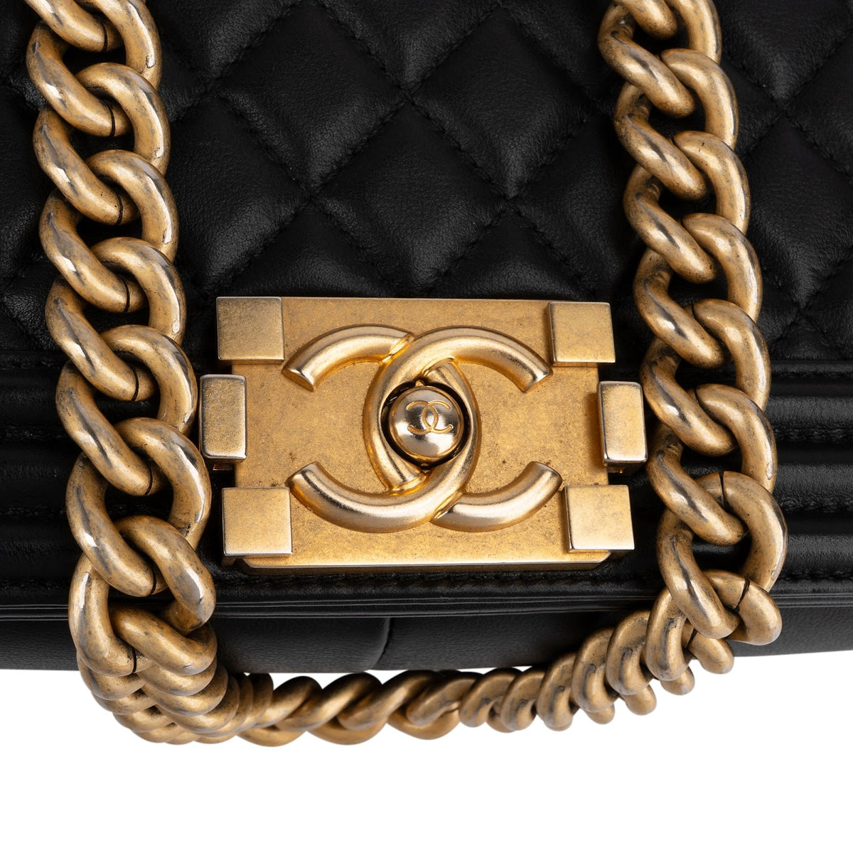 Sac bandoulière Boy de Chanel moyen modèle en cuir d'agneau matelassé