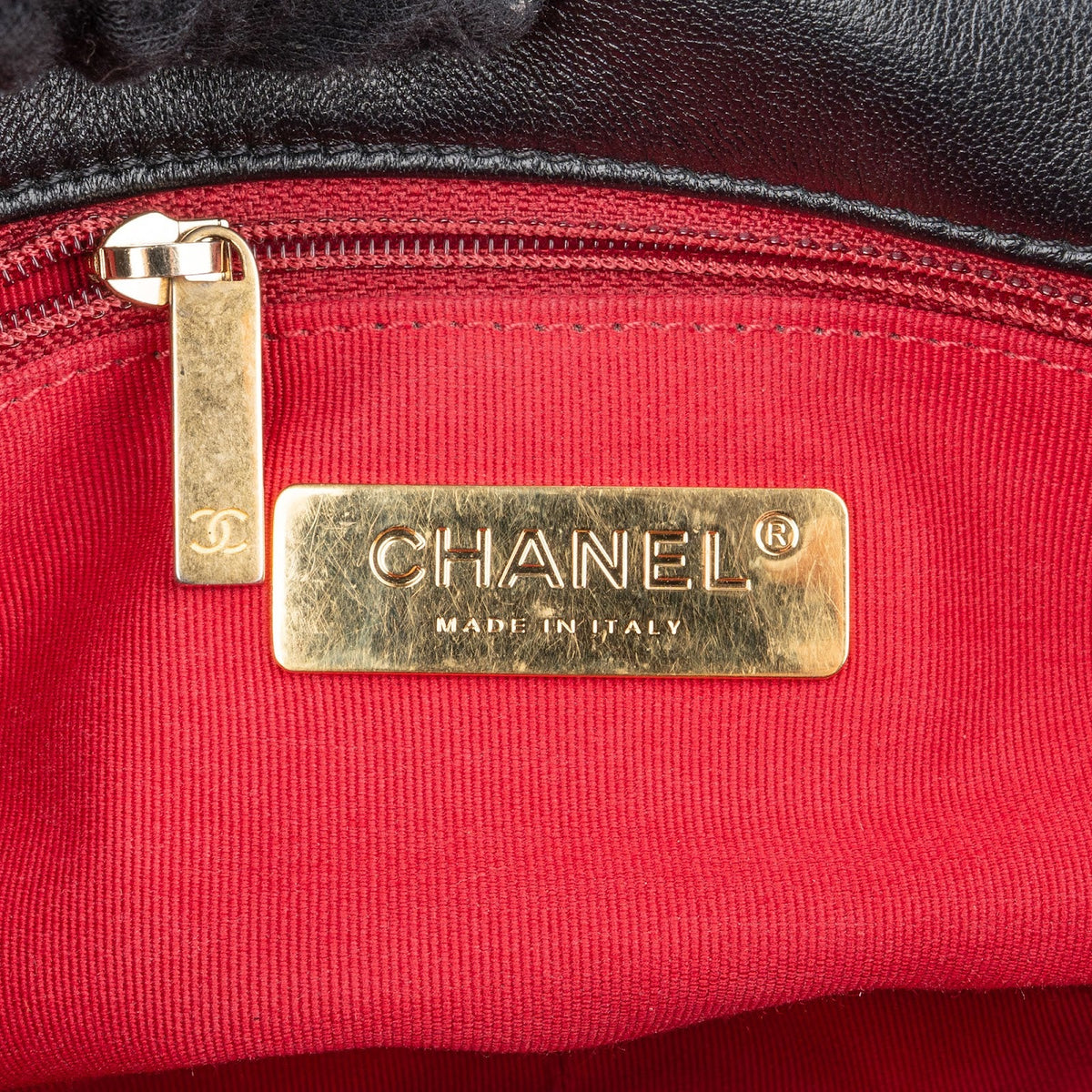 Bolso bandolera Chanel 19 de piel de cordero acolchada con solapa sencilla