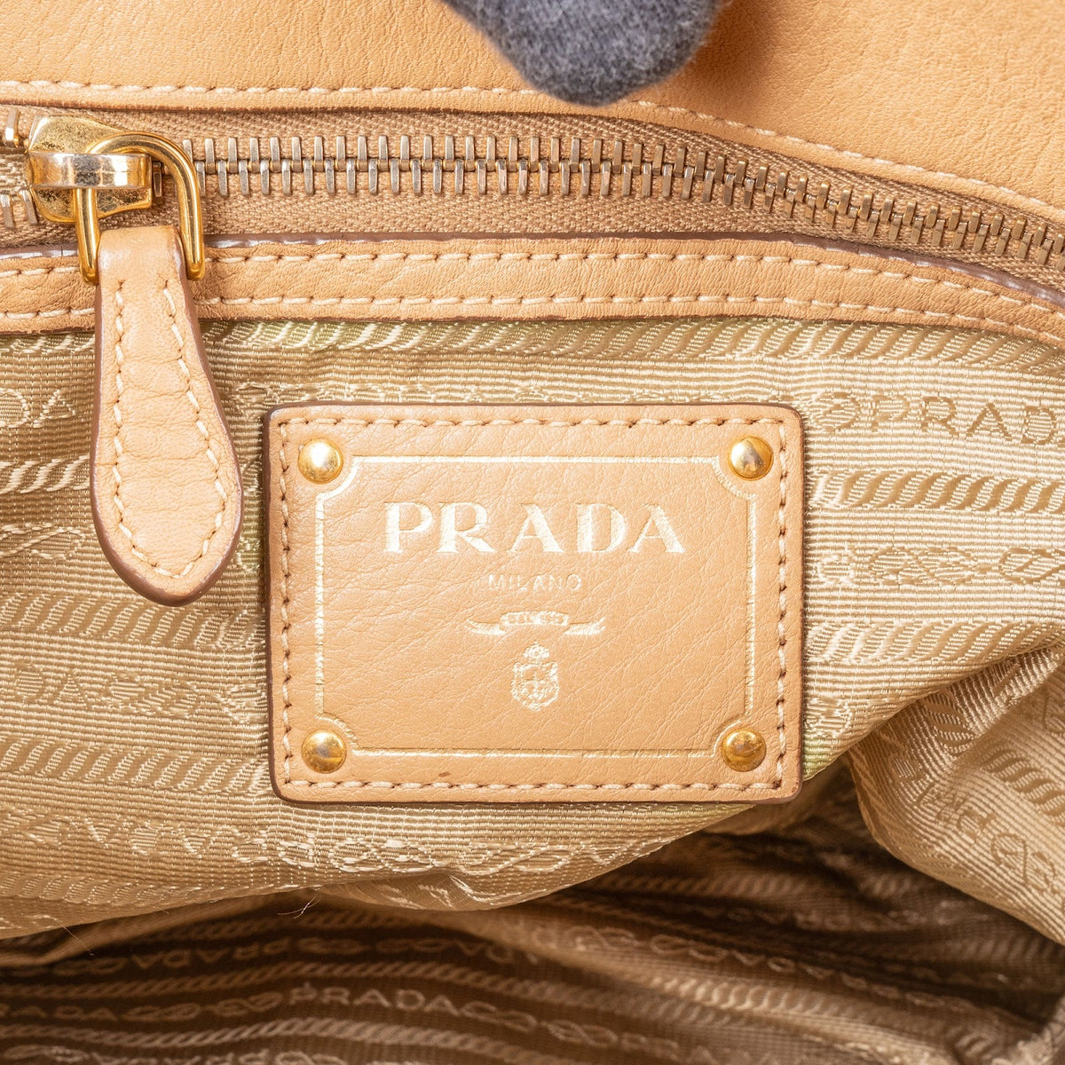 Bolso de mano Prada en piel Vitello Daino granulada