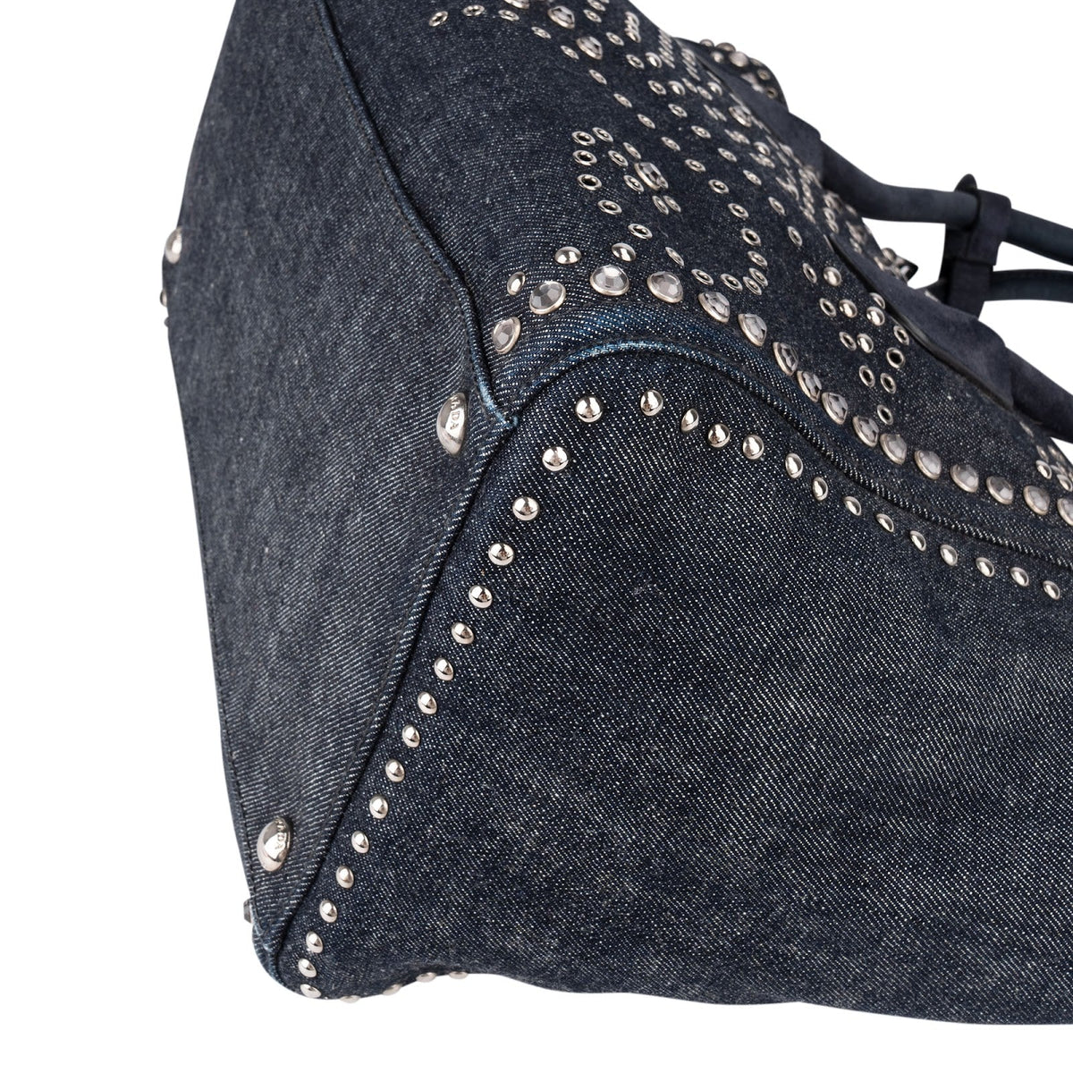 Prada Shopper aus perforiertem Denim mit Nieten – Ansicht 9