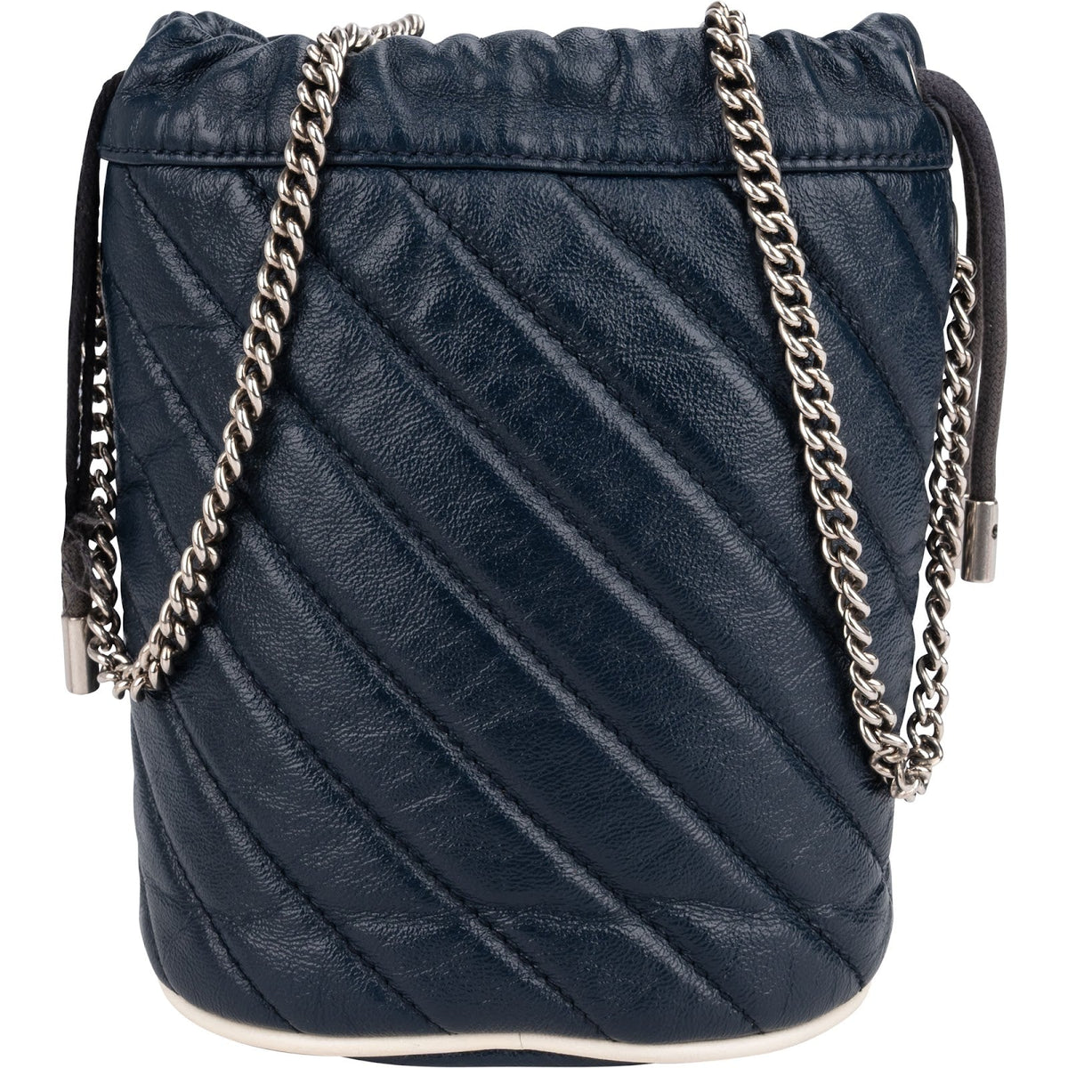 Bolso bandolera mini tipo cubo GG Marmont de piel chevron matelassé de Gucci