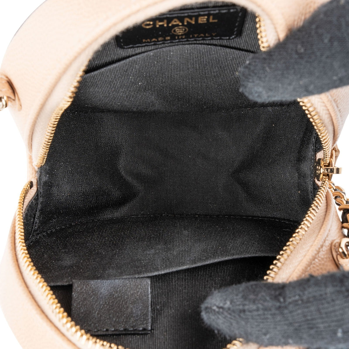 Borsa a tracolla rotonda Chanel Filigree CC in pelle caviar trapuntata