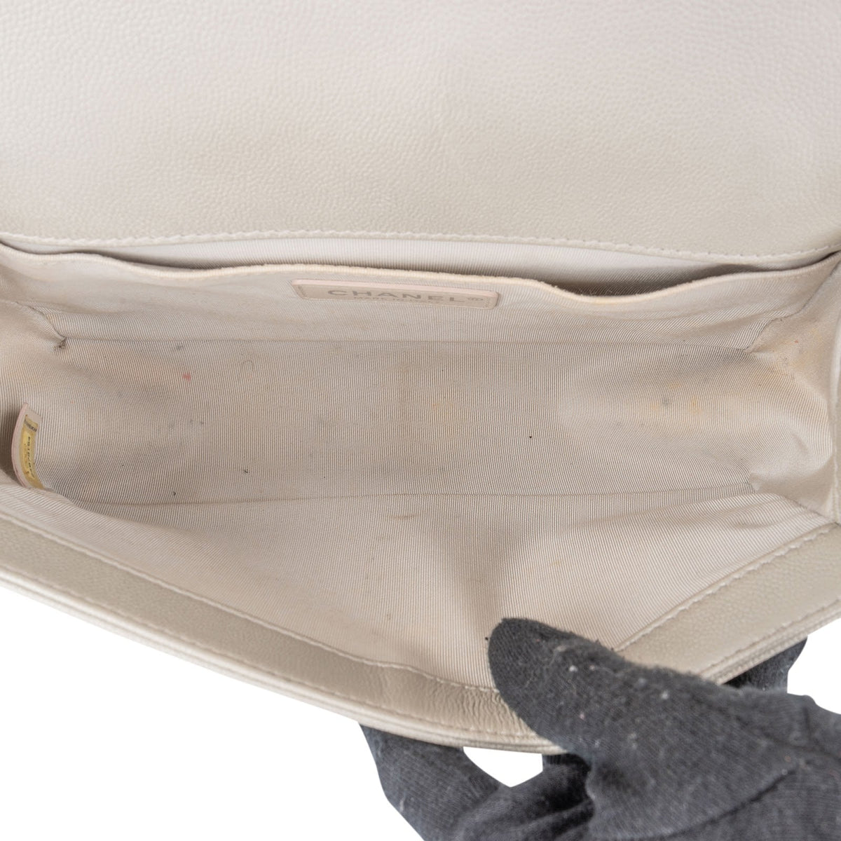 Bolso bandolera Chanel Boy de piel de becerro acolchada con solapa sencilla