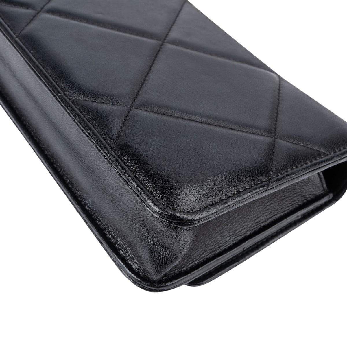 Sac bandoulière Chanel 19 en cuir d'agneau matelassé, modèle Wallet On Chain