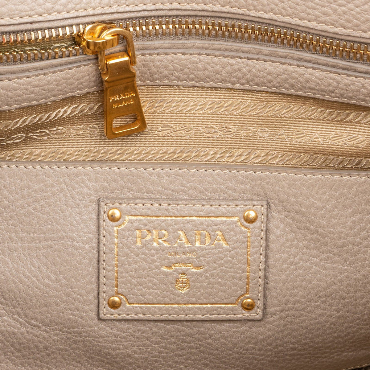Grand sac à main cabas Prada en cuir Vitello Daino taupe