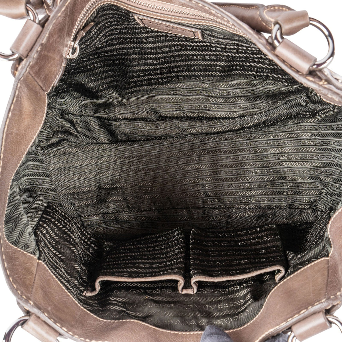 Prada Hobo aus Cervo-Antik-Leder mit Ziernähten – Ansicht 9