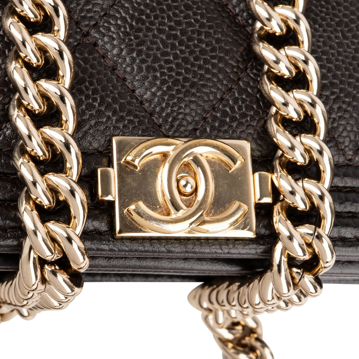 Bolso bandolera Chanel Boy Wallet On Chain en piel de caviar acolchada