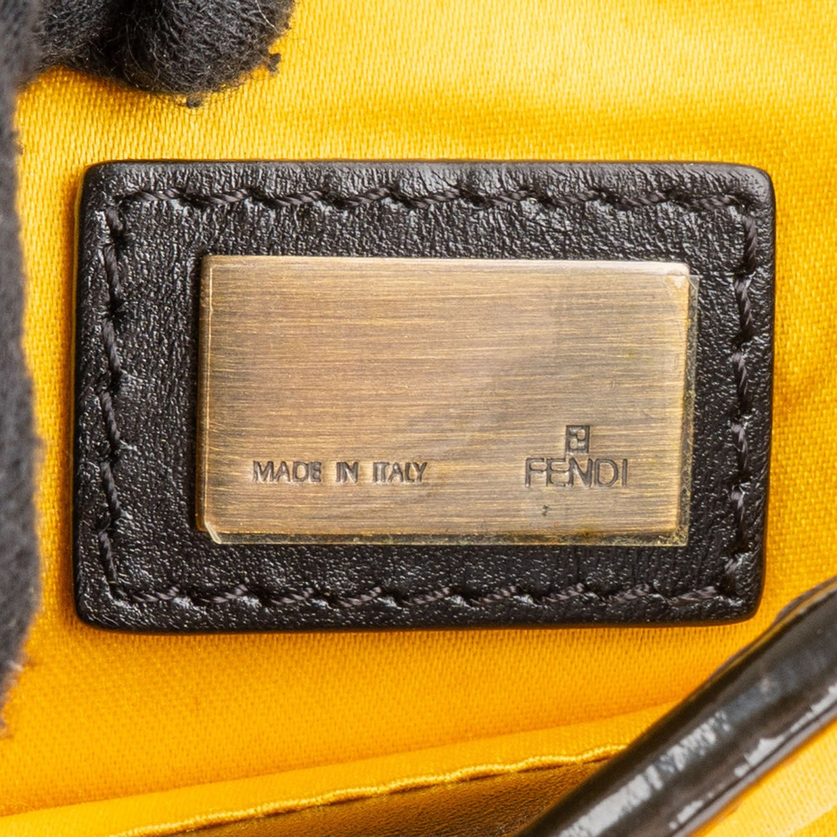 Bolso de mano Fendi B. en terciopelo, satén y charol amarillos
