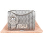 Miu Miu Crossbody mit Kristallen aus silbernem Matelassé-Nappaleder – Ansicht 2