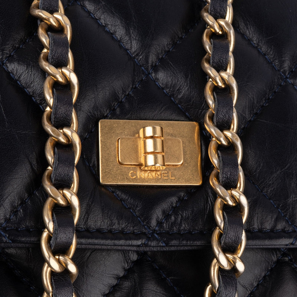 Sac bandoulière Chanel 2.55 Wallet On Chain en cuir d'agneau craquelé bleu marine matelassé