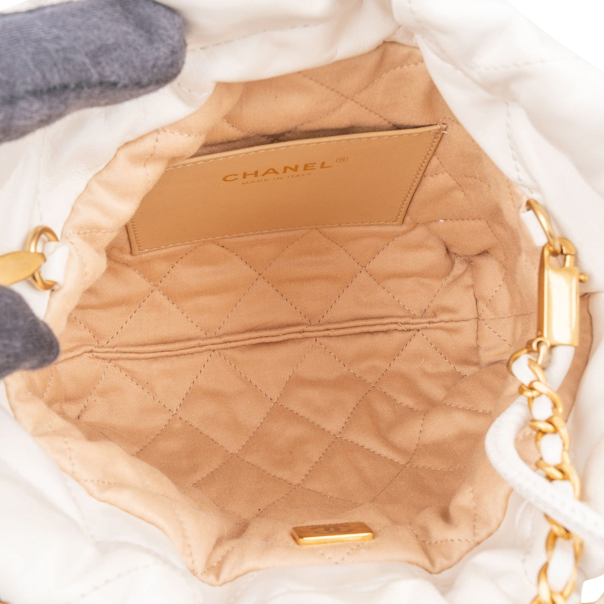 Chanel 22 gewatteerde kalfsleren Drawstring Crossbody crossbody tas