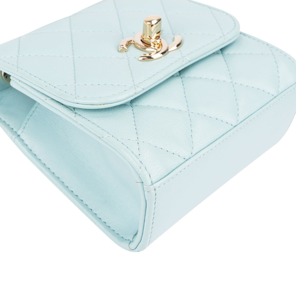 Mini sac bandoulière Chanel à poignée supérieure en cuir d'agneau matelassé bleu clair