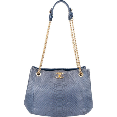 Sac cabas porté épaule Chanel Bleu en python avec logo CC