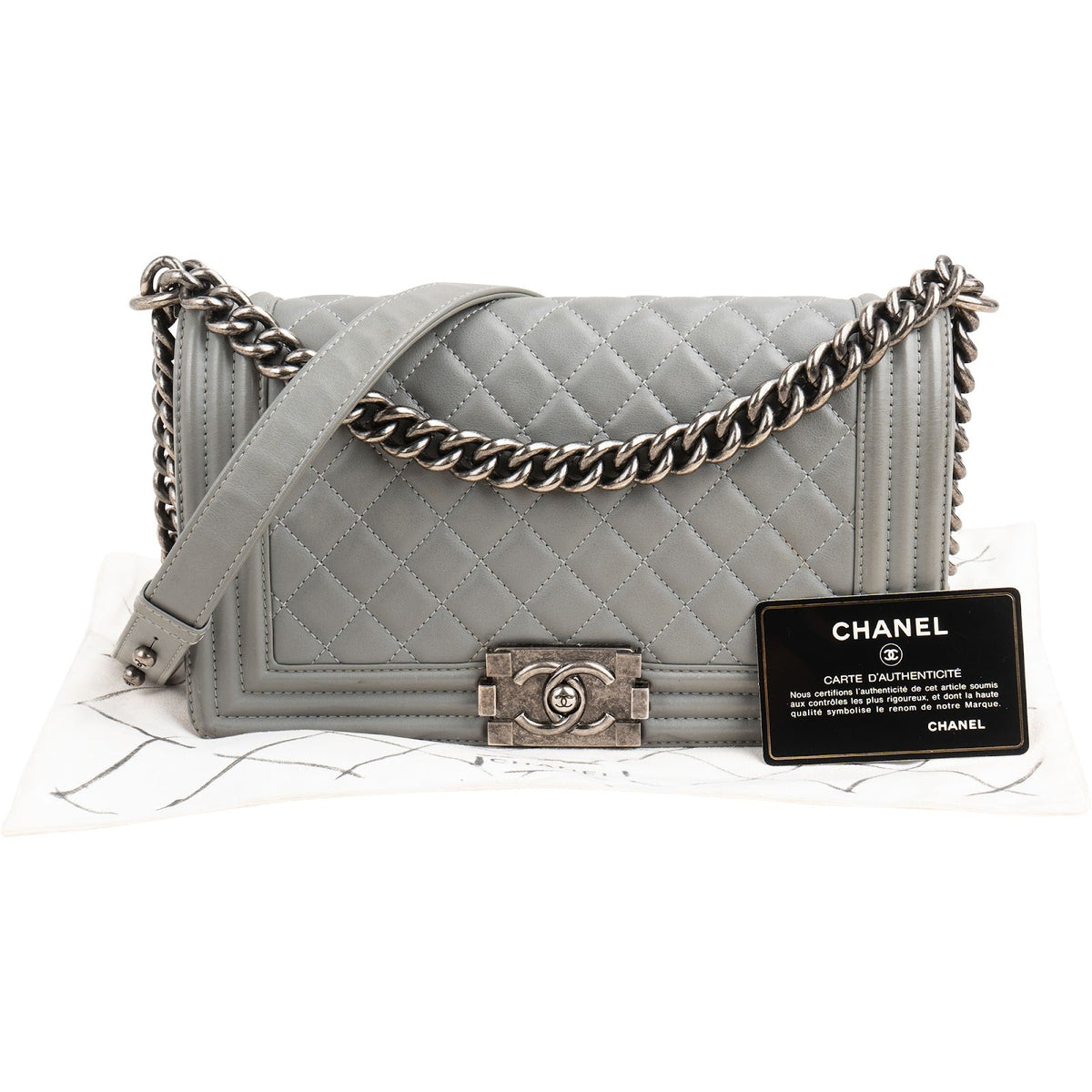 Sac bandoulière Chanel Boy moyen modèle à rabat en cuir d'agneau matelassé