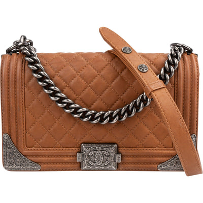 Chanel Métiers-d’Art Dallas Engraved Hardware Boy Medium Umhängetasche