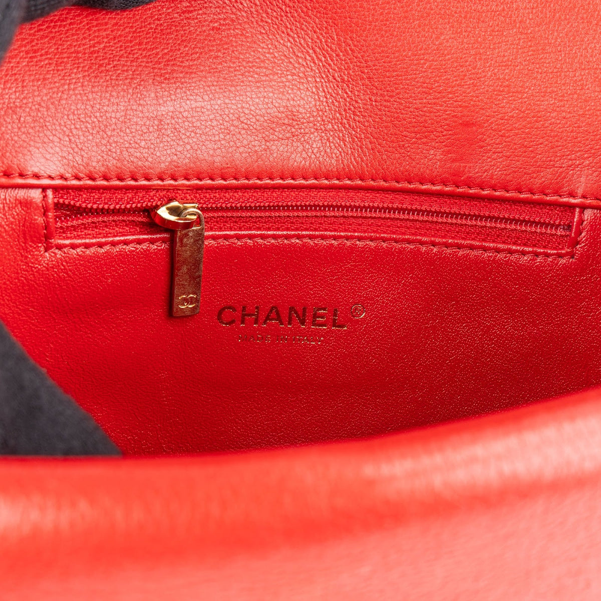 Bolso de hombro y bandolera Chanel con solapa doble, diseño Chevron y pespuntes en piel