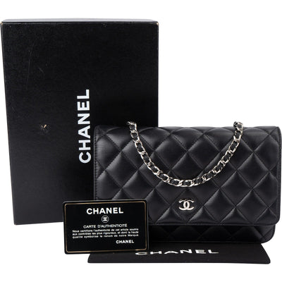 Bolso bandolera Wallet on Chain de Chanel en piel caviar acolchada con herrajes de paladio