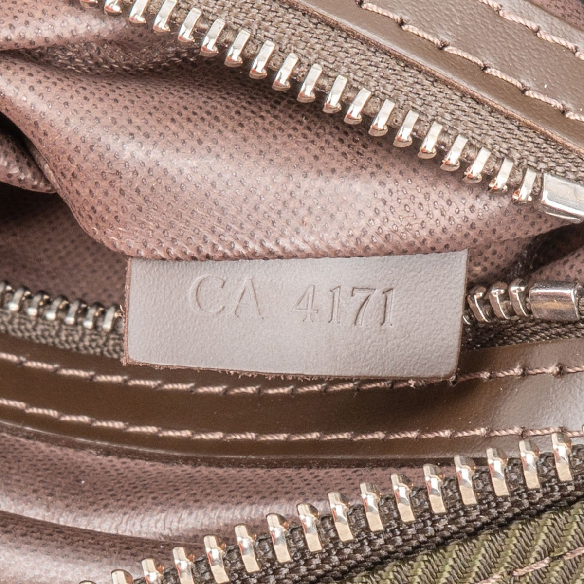Louis Vuitton Baumwolle Taiga Trousse De Toilette GM, Bild 9 von 9
