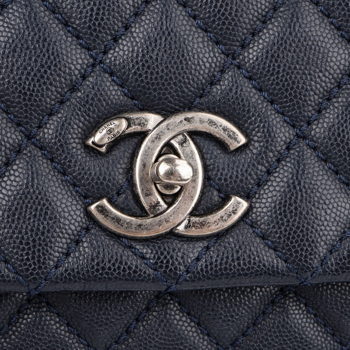 Sac à main Chanel Coco Handle à rabat en cuir caviar matelassé et lézard