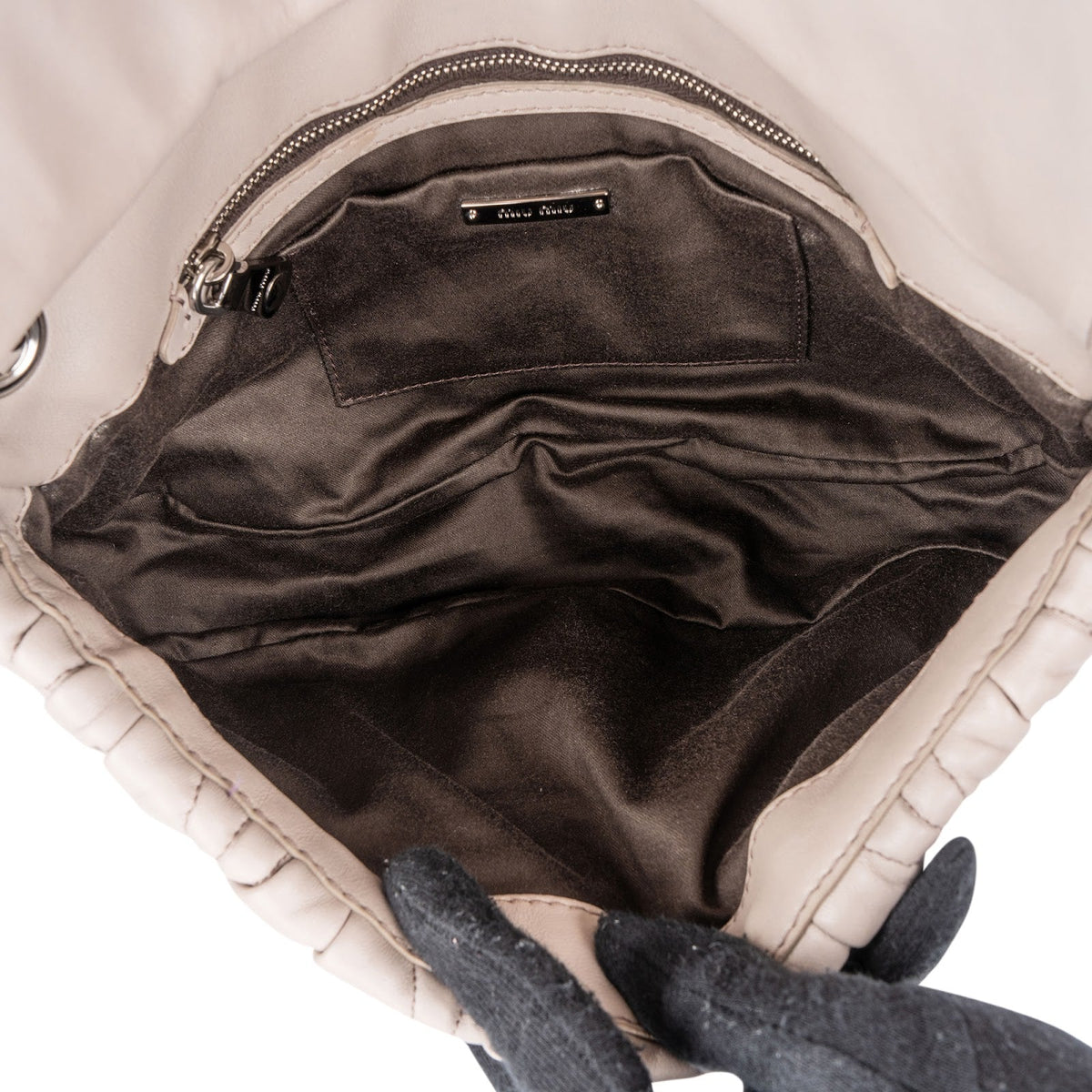 Borsa a tracolla Coffer in pelle nappa matelassé grigia Miu Miu