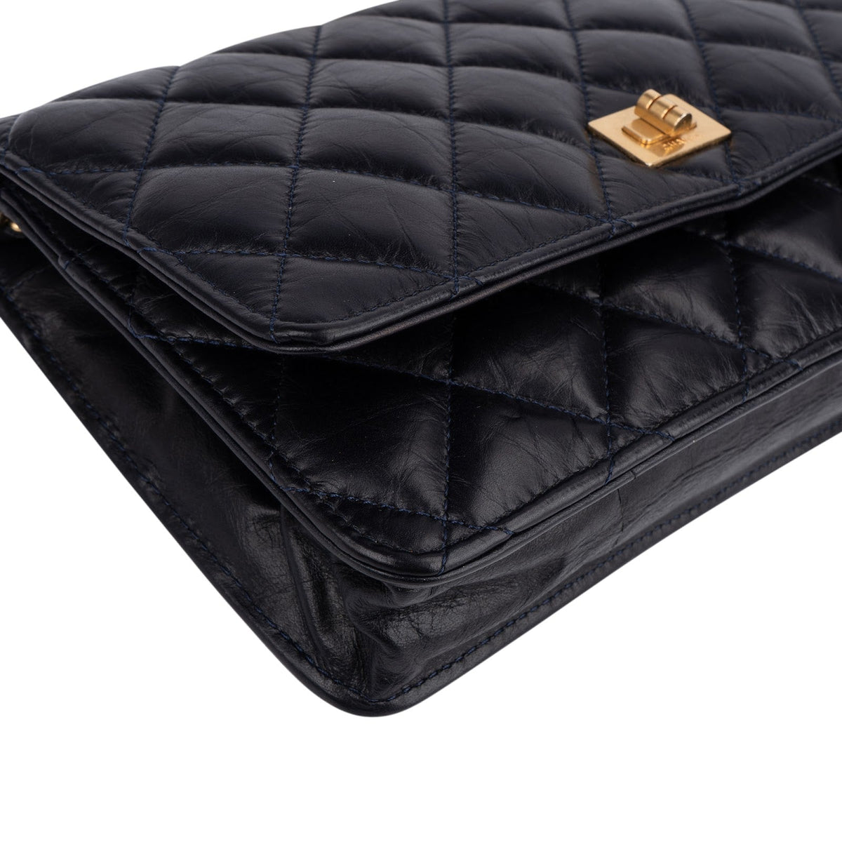 Sac bandoulière Chanel 2.55 Wallet On Chain en cuir d'agneau craquelé bleu marine matelassé