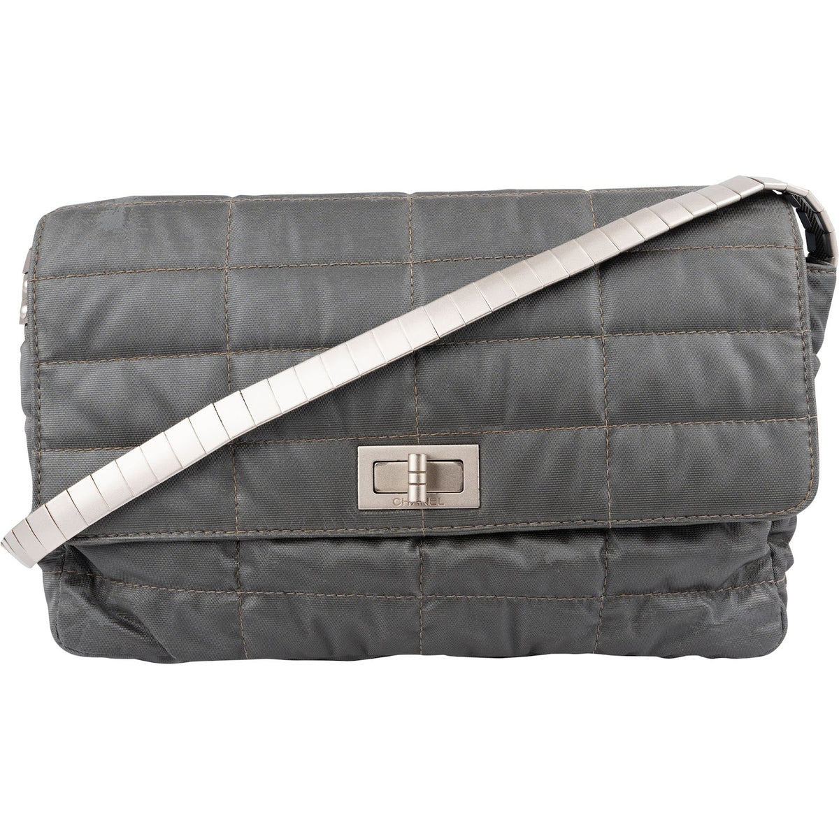 Chanel Chocolate Bar Flap aus Nylon (limitiert) – Vorderansicht