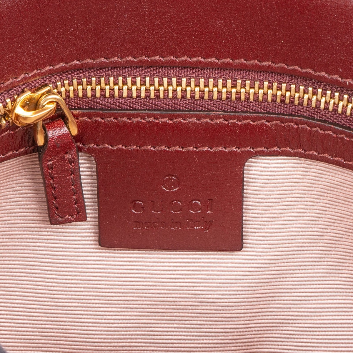 Bolso bandolera Gucci GG Arli pequeño en piel burdeos