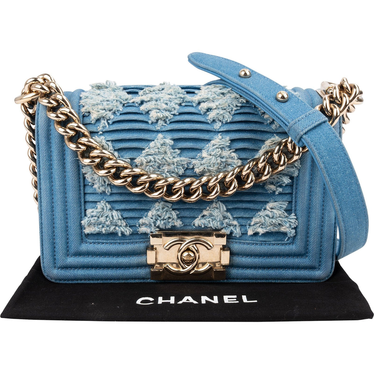 Sac bandoulière Small Boy Chanel en jean à chevrons effilochés et plissés