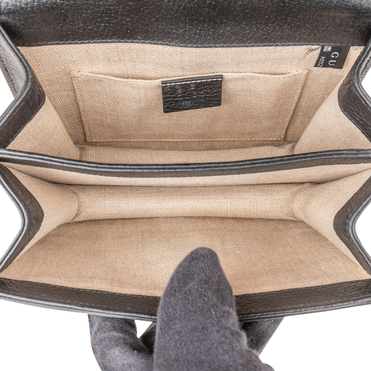 Borsa a tracolla piccola Gucci in pelle martellata con logo GG intrecciato