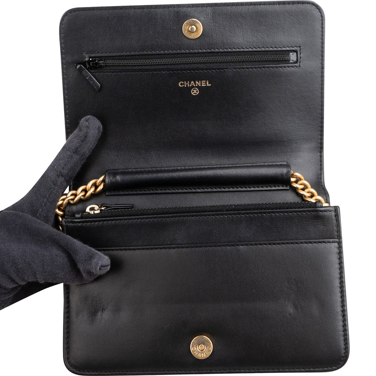 Sac bandoulière Chanel Boy Wallet on Chain en cuir caviar matelassé