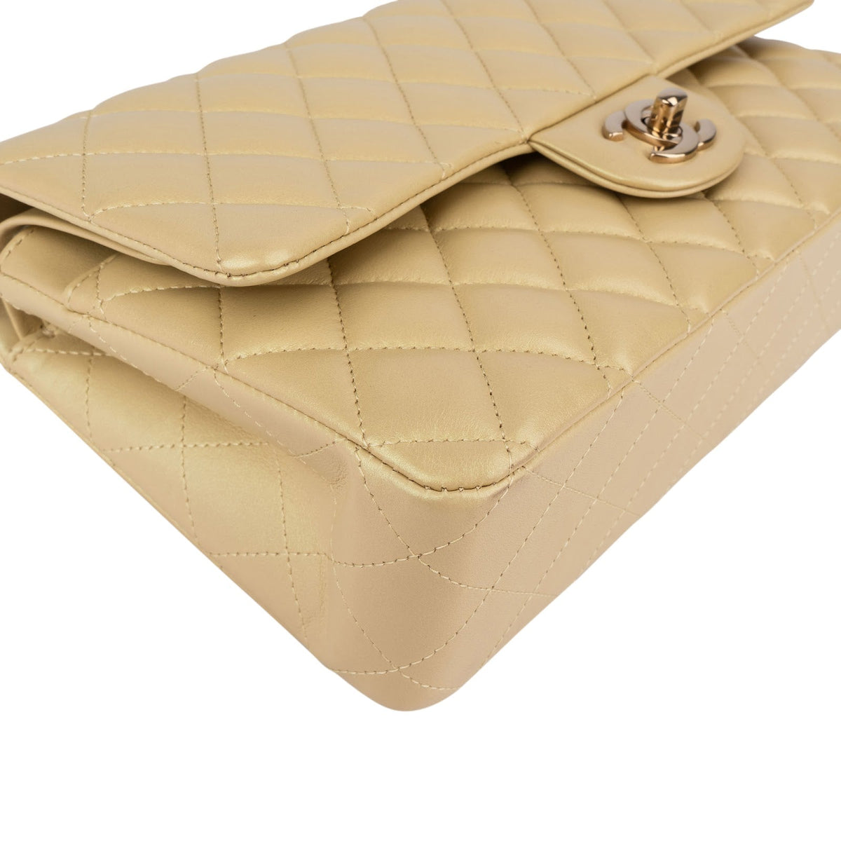 Chanel middelgrote dubbele flap schoudertas van goudkleurig glinsterend doorgestikt lamsleer