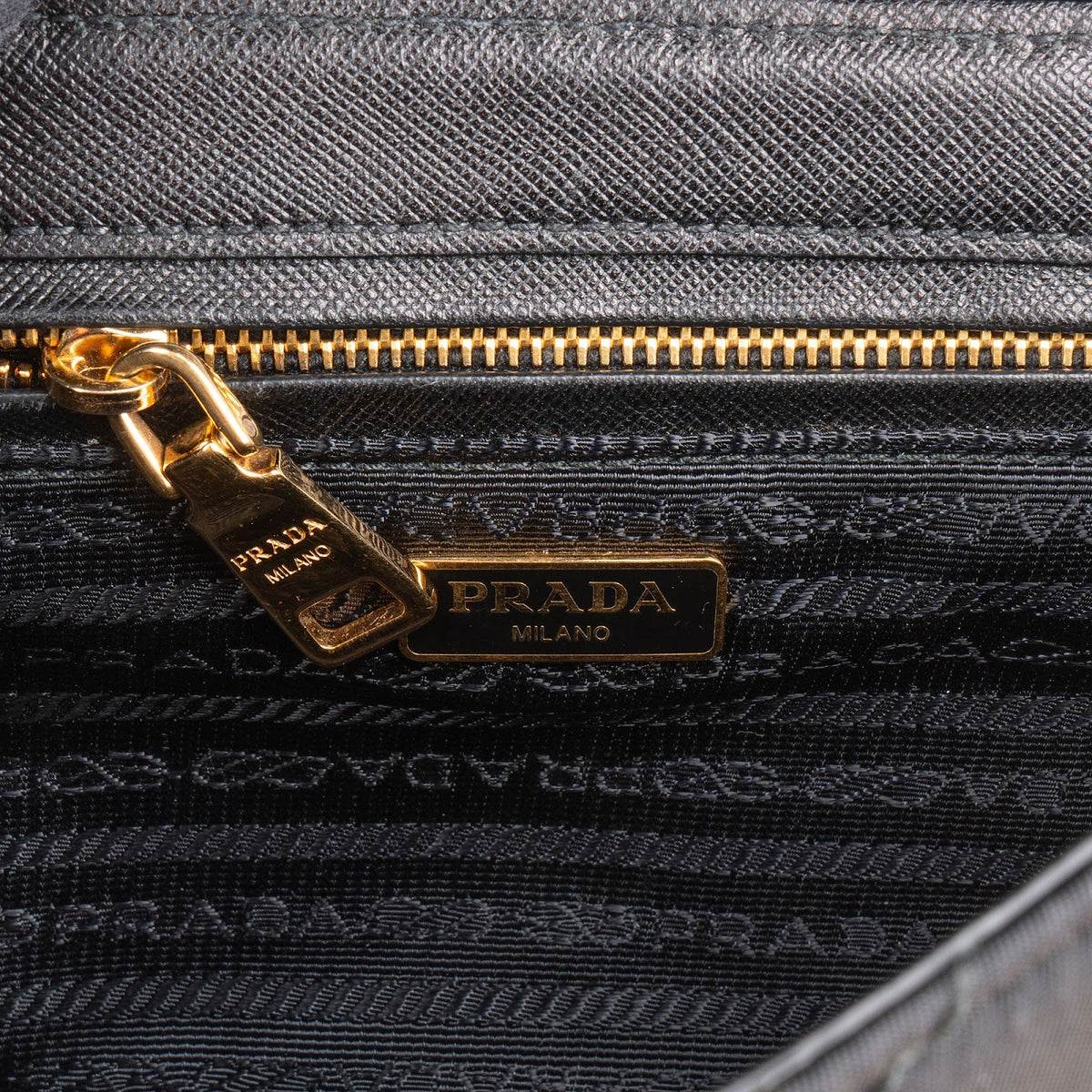 Prada doorgestikte Tessuto nylon crossbodytas met ketting en enkele flap