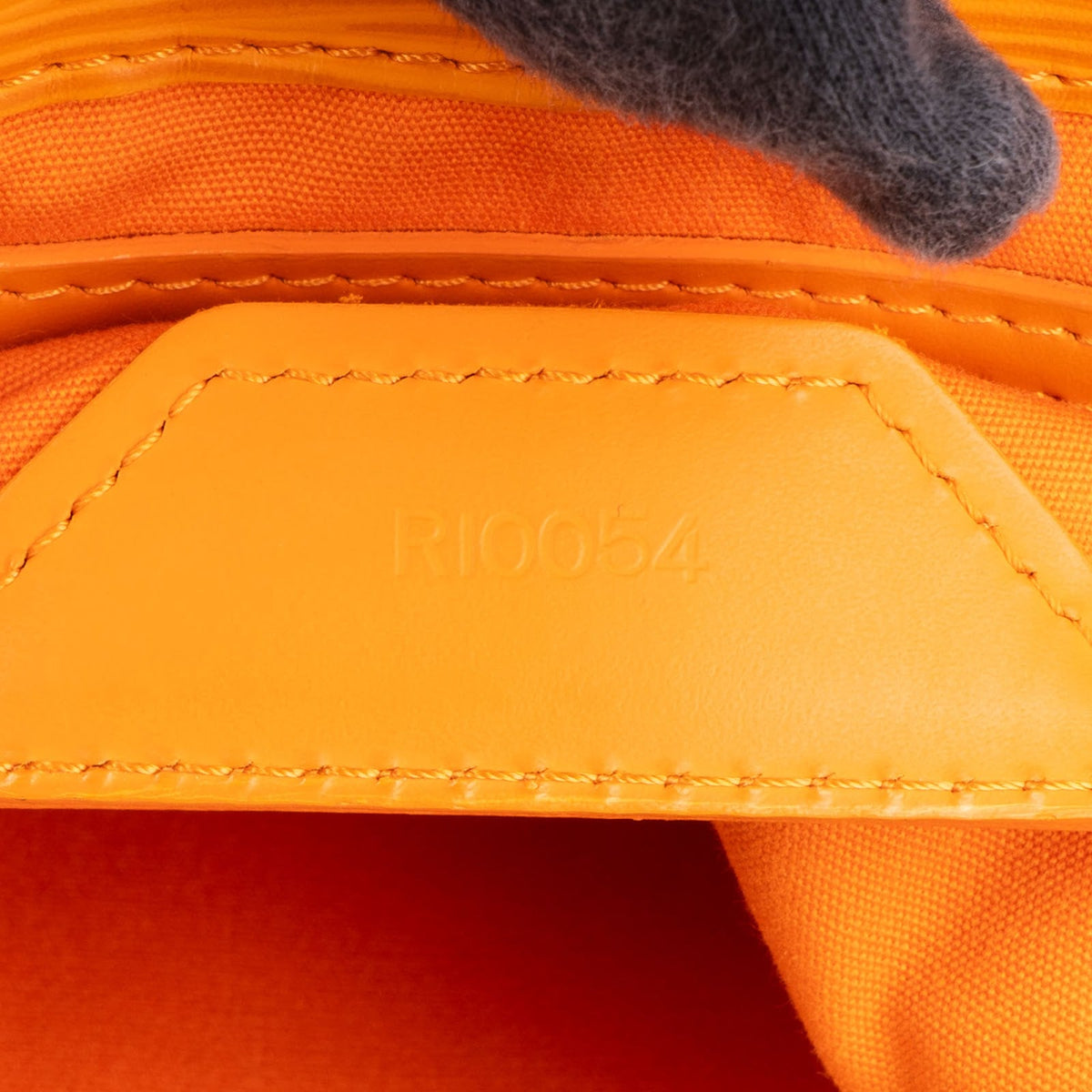 Louis Vuitton Orange Epi Leder Sac Plat Handtasche, Bild 10 von 10