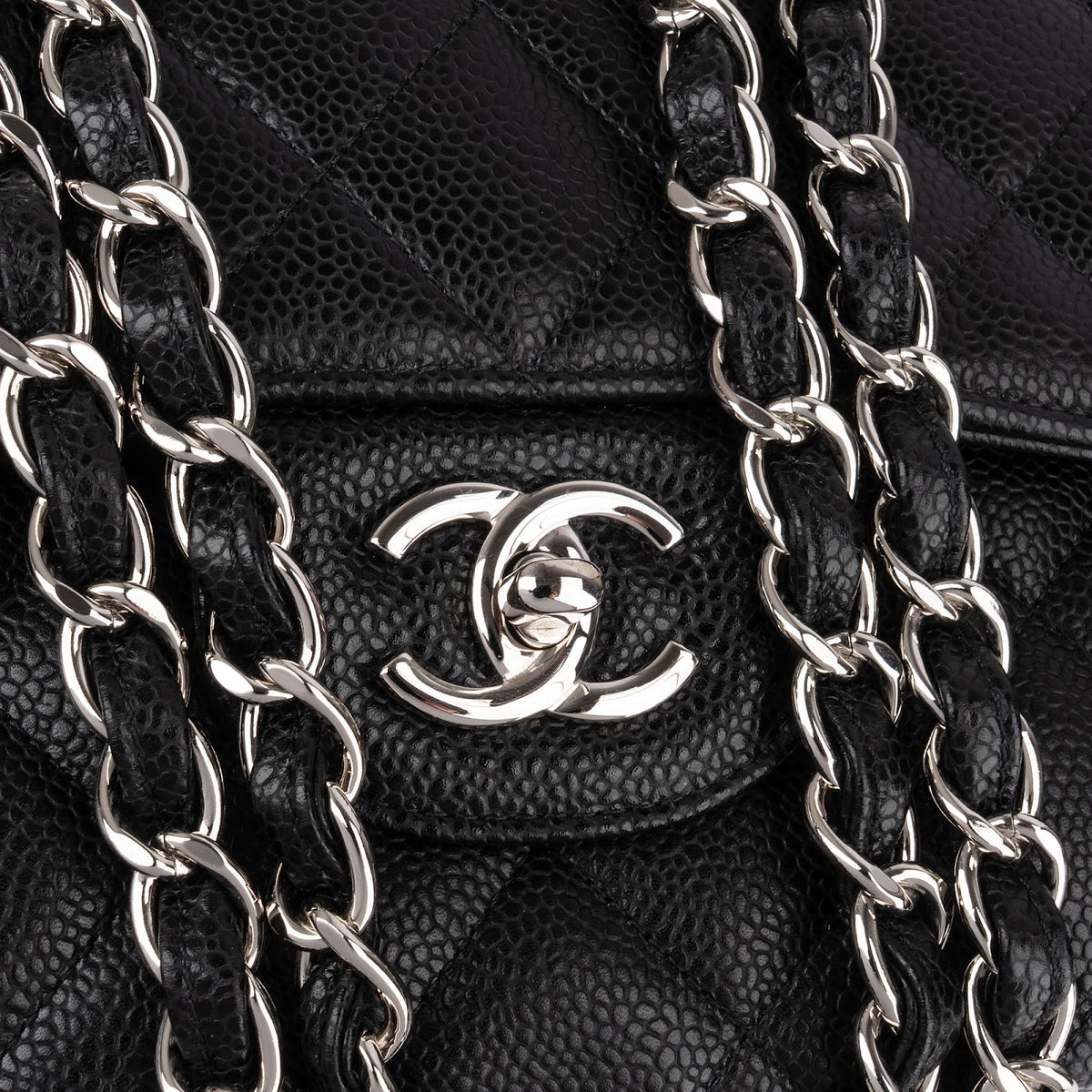 Bolso bandolera Jumbo de Chanel con solapa doble, confeccionado en piel de caviar acolchada y herrajes de paladio