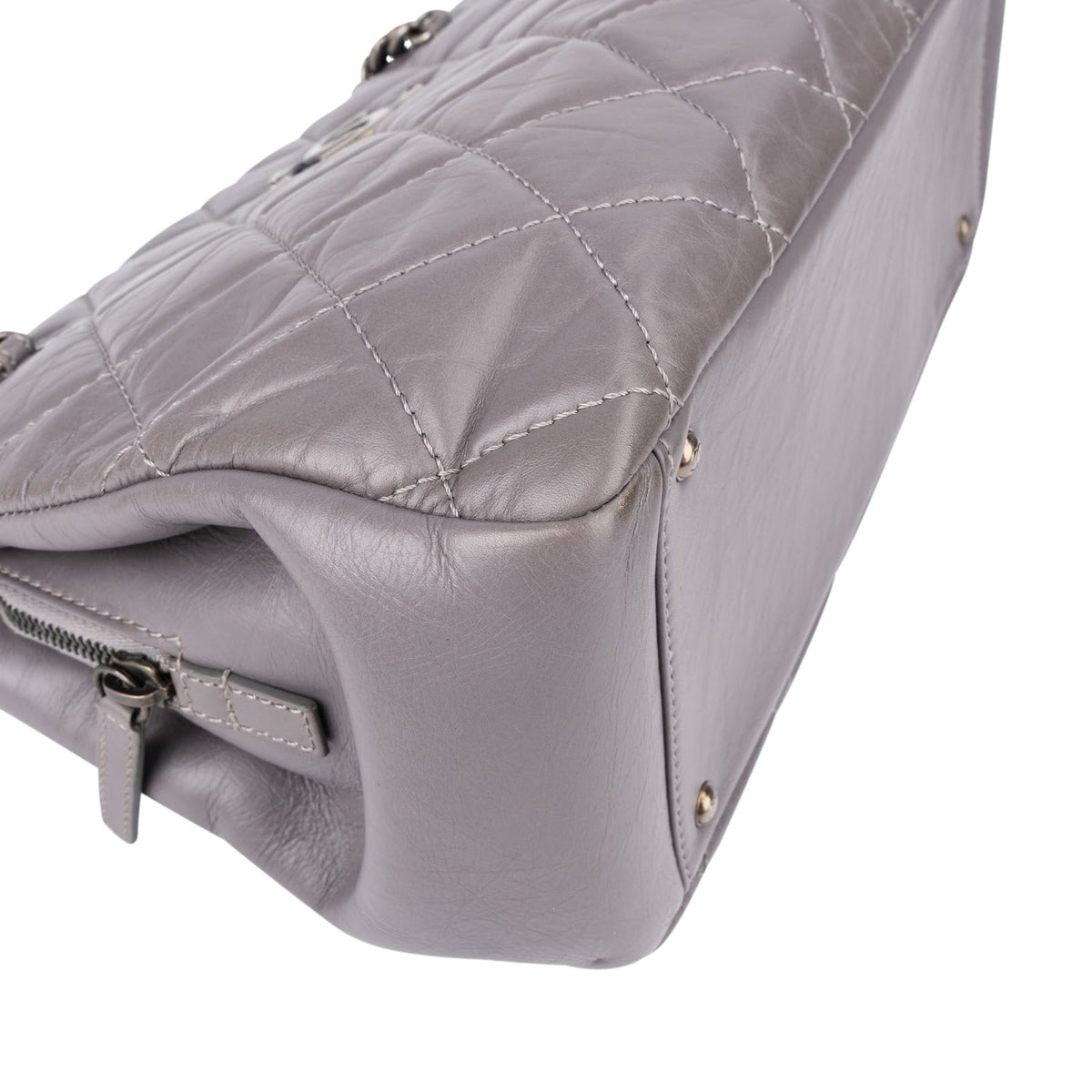 Sac cabas porté épaule Chanel Modern Chain en cuir de veau verni matelassé