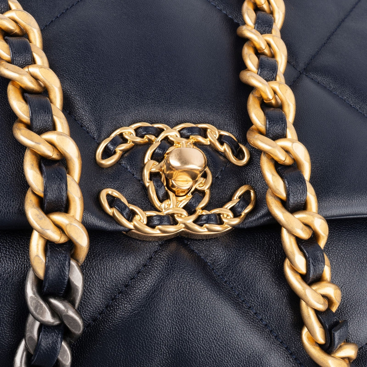 Grand sac bandoulière Chanel 19 en cuir d'agneau matelassé