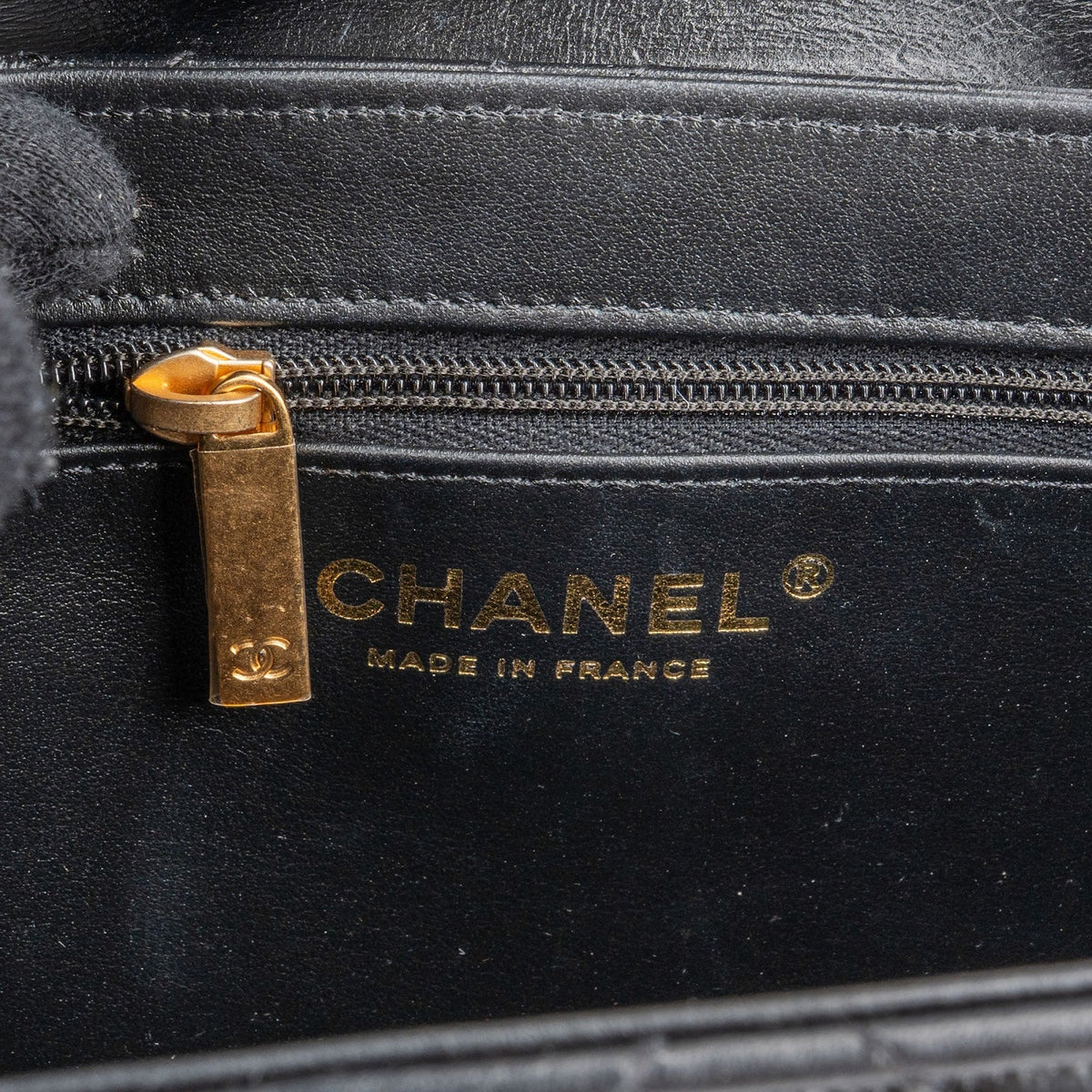Bolso de mano Chanel Kelly pequeño con asa superior y bandolera en piel de cordero acolchada