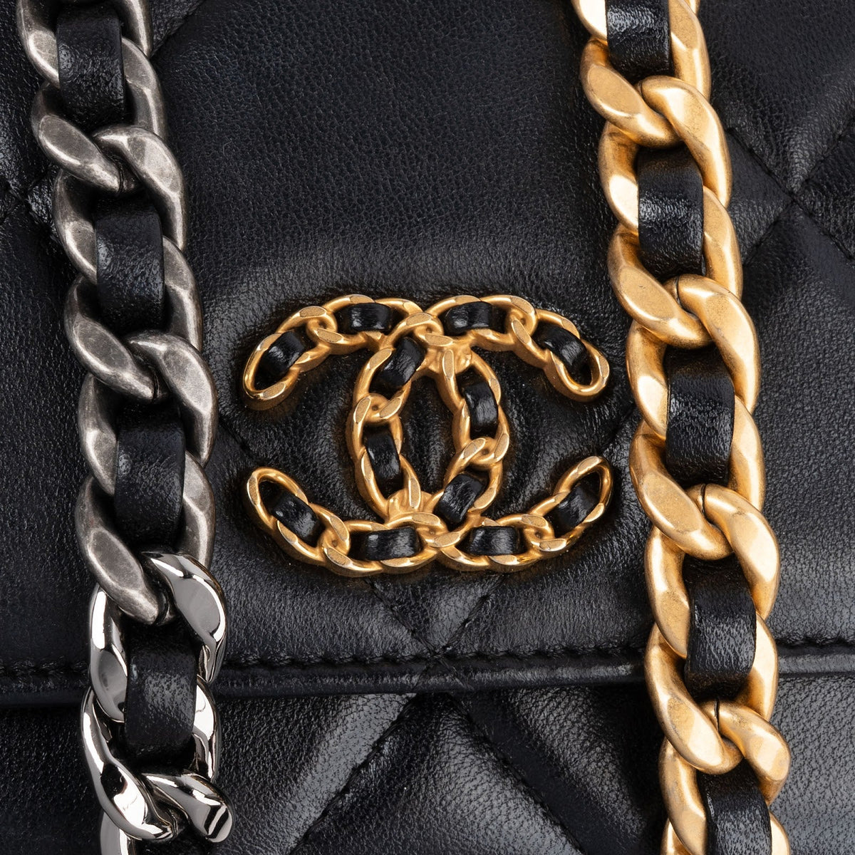 Sac bandoulière Chanel 19 en cuir d'agneau matelassé, modèle Wallet On Chain