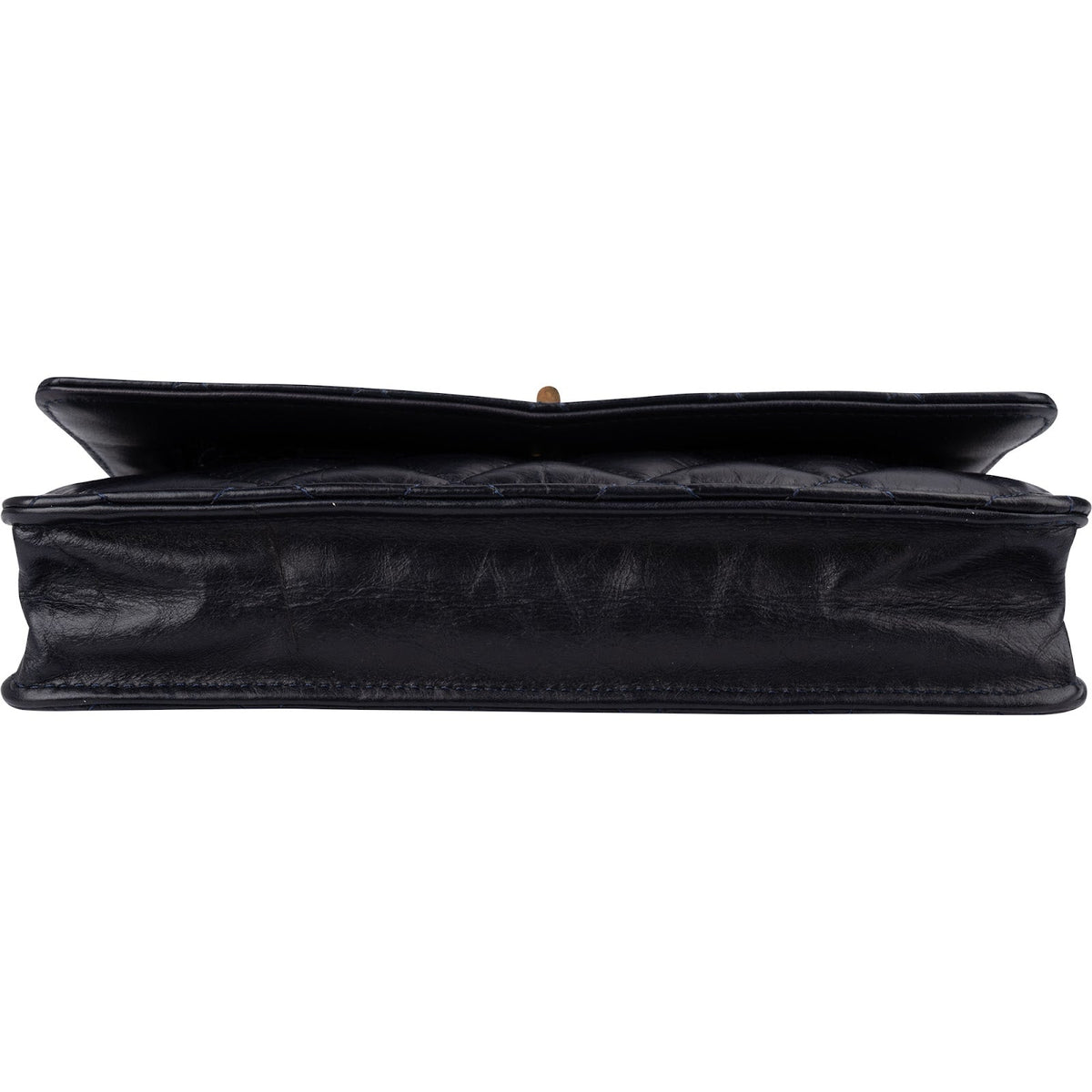 Sac bandoulière Chanel 2.55 Wallet On Chain en cuir d'agneau craquelé bleu marine matelassé